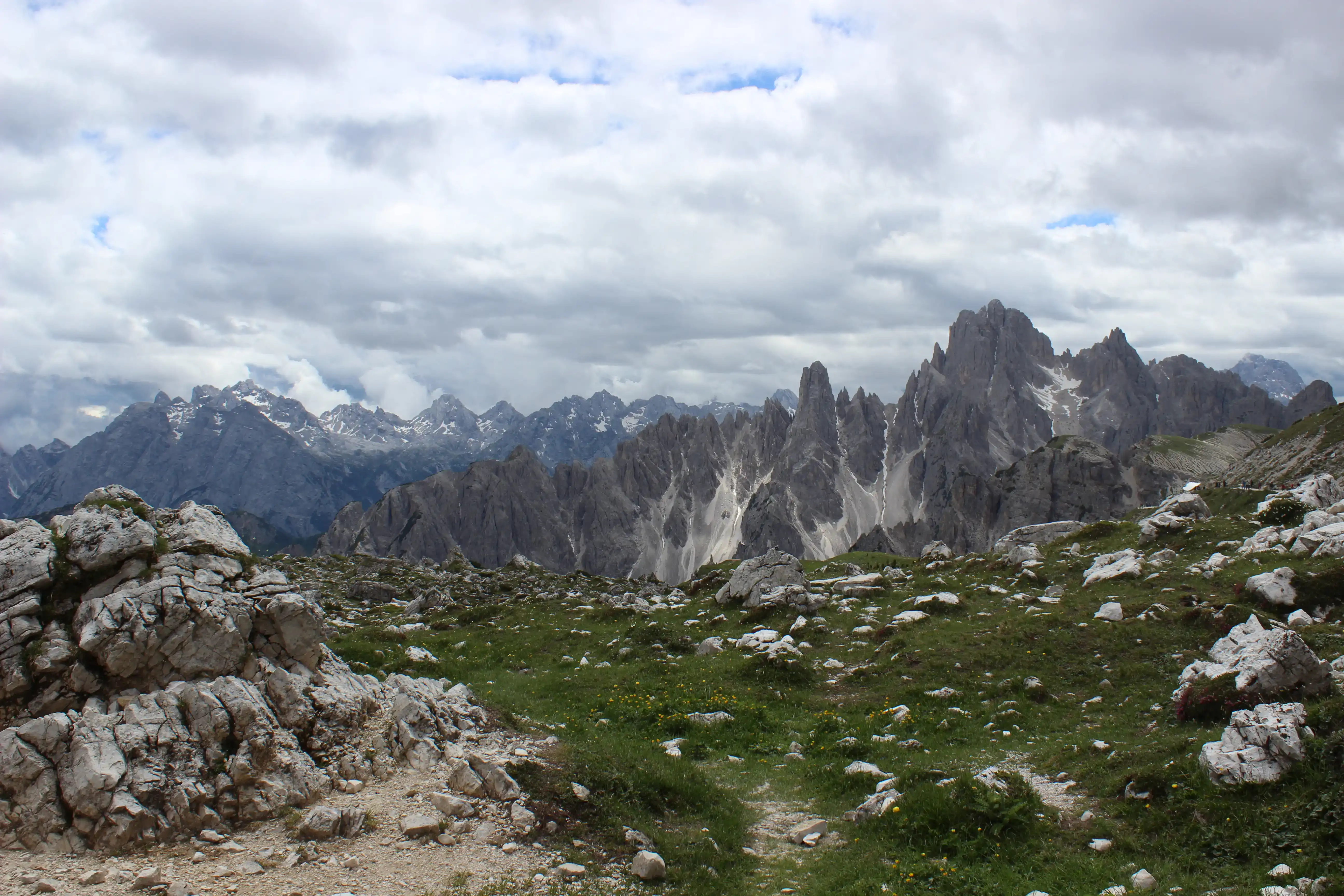 Vápencové štíty a horská krajina v Dolomitech